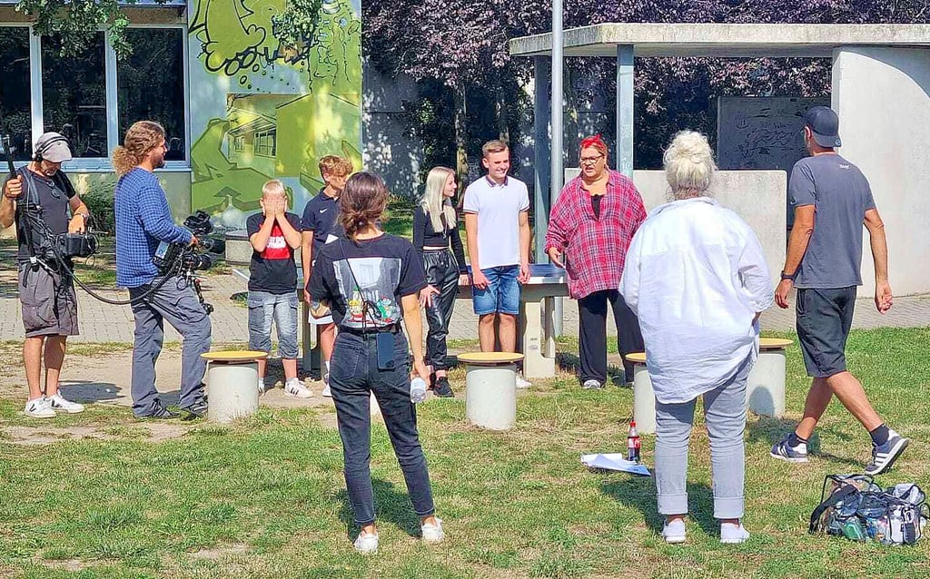 Mit Stolz hat der Ortschaftsrat Kochstedt am Montagnachmittag auf Facebook das Beweisfoto gepostet: Ein Drehteam ist mit Ilka Bessin zu Gast im (geschlossenen) Jugendclub. Gedreht wurde für die RTL-Sendung „Mario Barth deckt auf - Kinderspecial“.