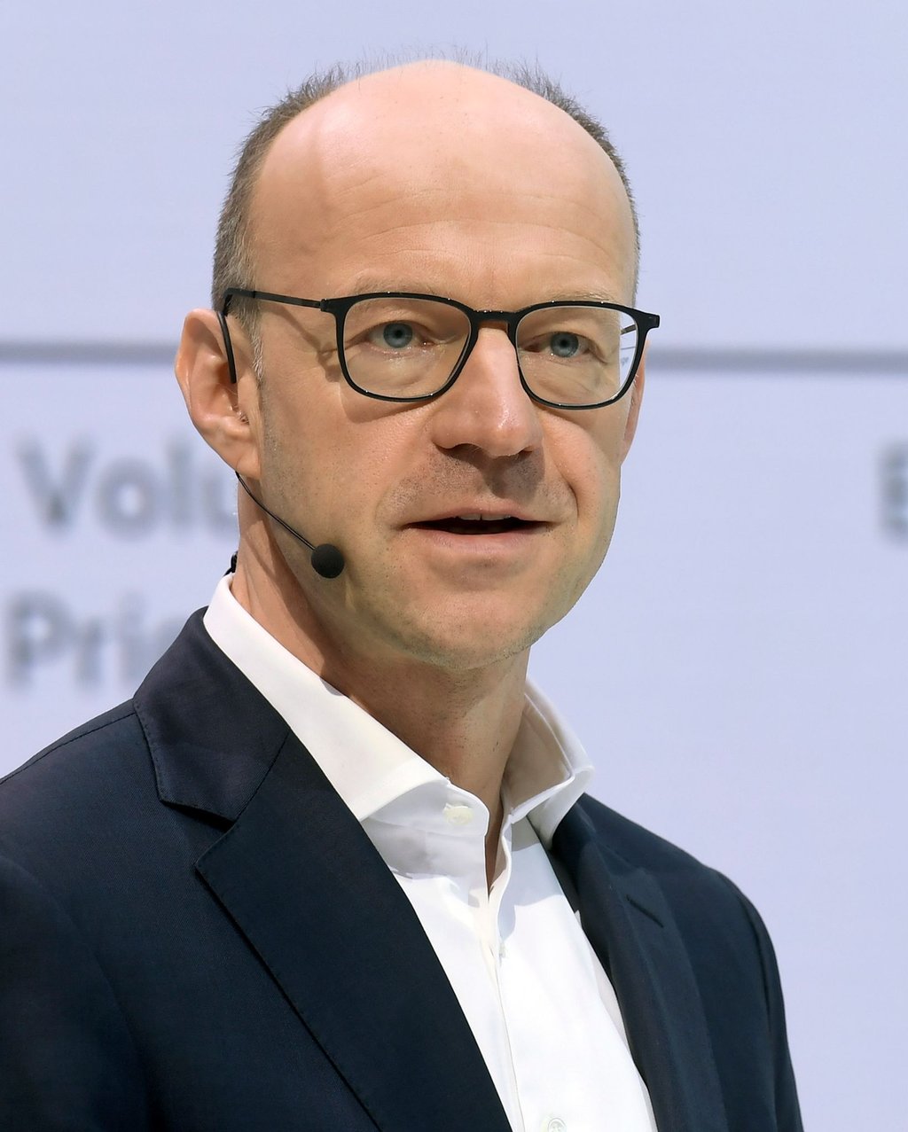 VW-Finanzvorstand Arno Antlitz spricht bei einer Pressekonferenz.