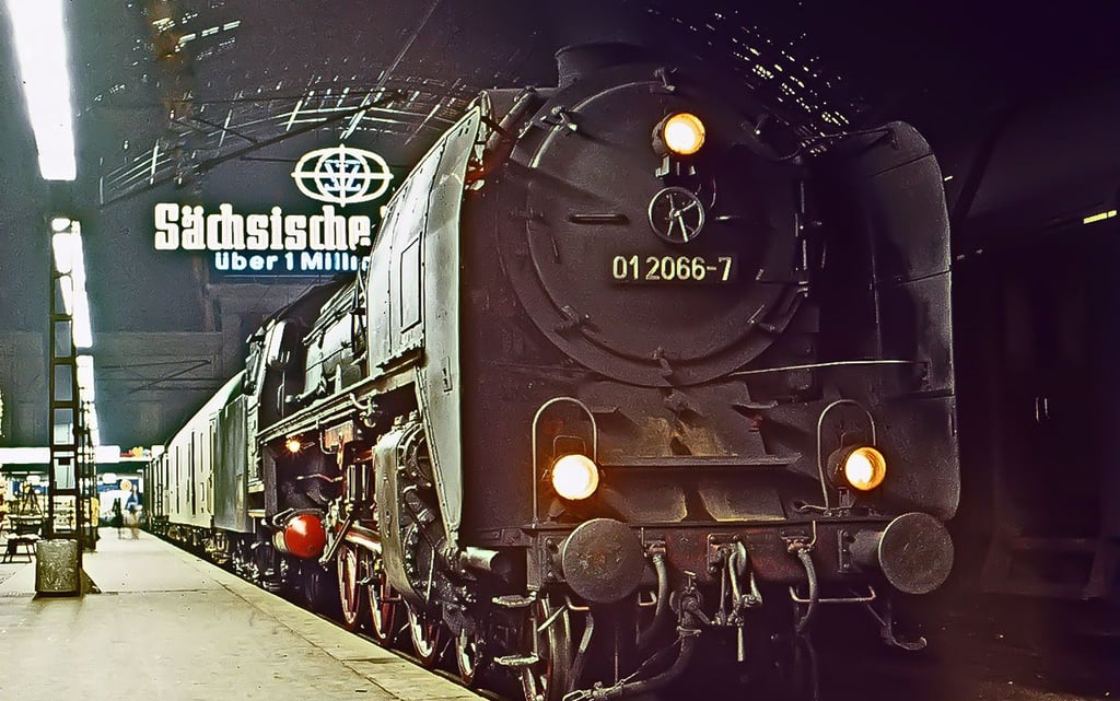 Nach der EDV-Umstellung in den 1970er-Jahren bekamen alle Loks neue Nummern. Aus der 01 066 wurde die 01 2066-7. Hier ist sie 1975 im Hauptbahnhof Dresden zu sehen. Bemerkenswert sind auch die tief runtergezogenen Leitbleche für eine bessere Stromlinienform.