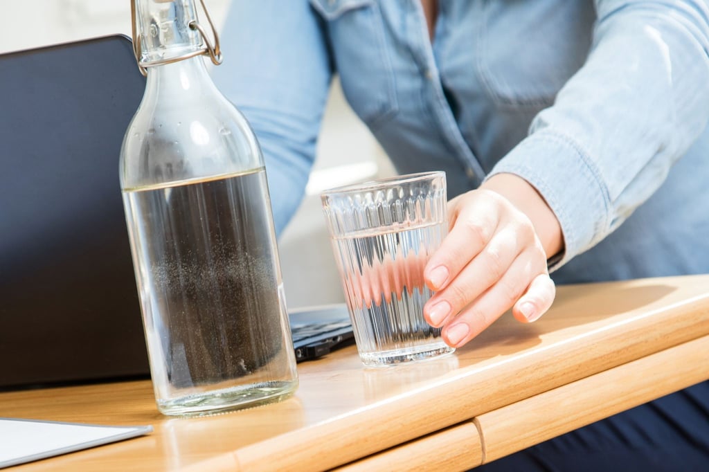Blasenschwäche kann belastend sein. Doch weniger zu trinken, um seltener auf die Toilette zu müssen, ist keine gute Idee. Denn das reizt die Blase zusätzlich.