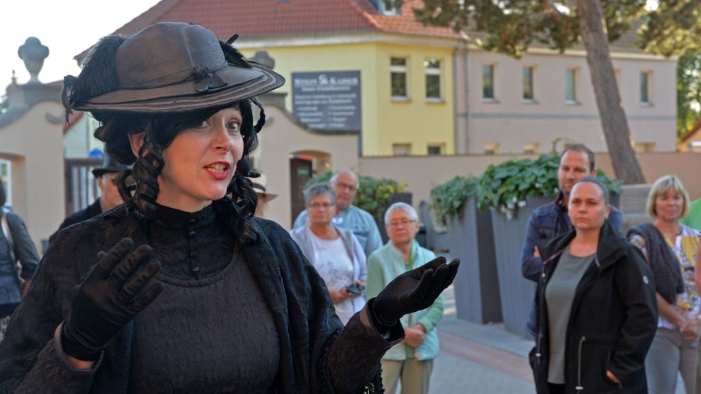 Anja Kretschmer führt als „Schwarze Witwe“ über den Ascherslebener Friedhof.