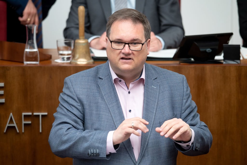 Björn Fecker (Bündnis 90/Die Grünen) spricht bei einer Sitzung der Bremischen Bürgerschaft.