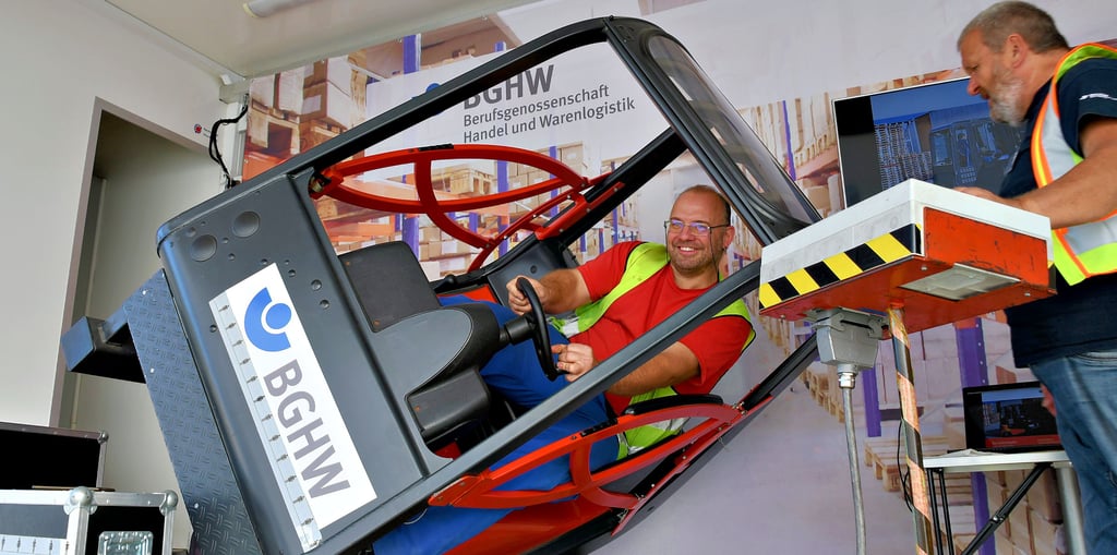Die meisten schweren Kipp-Unfälle passieren mit einem leeren Gabelstapler. Hier probiert ein Mitarbeiter den Kippsimulator der Berufsgenossenschaft aus.