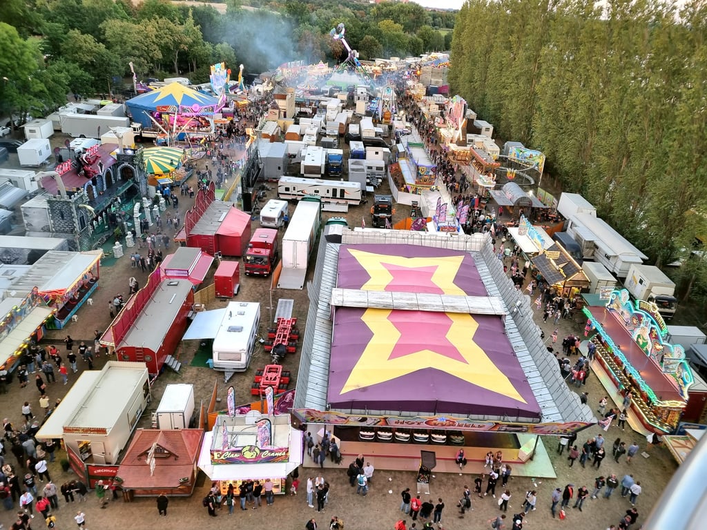 Einen herrlichen Ausblick auf den größten Teil des Rummels auf dem Pferdemarkt konnte aus den Gondeln des Riesenrades jeder von ganz oben genießen.