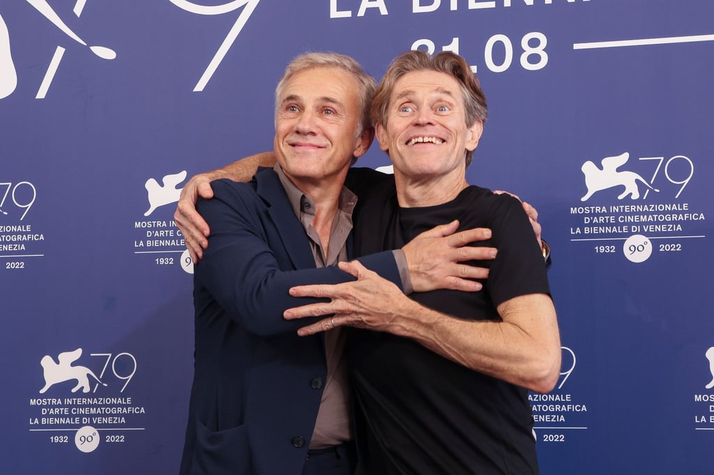 Die Schauspieler Christoph Waltz (l) Willem Dafoe kommen zu einem Fototermin für den Film „Dead for A Dollar“ während der 79. Ausgabe der Filmfestspiele von Venedig.