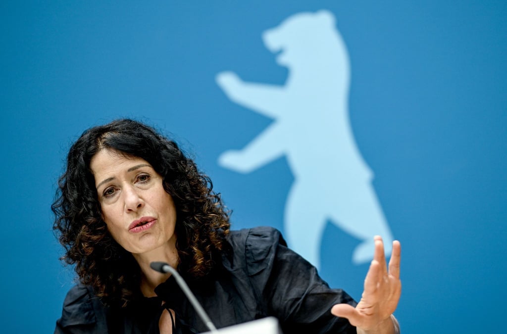 Bettina Jarasch (Bündnis 90/Die Grünen), Verkehrssenatorin, spricht bei einer Pressekonferenz.