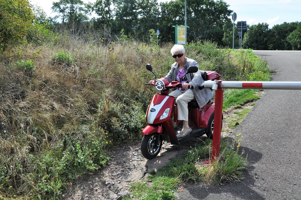 Brigitte Cessin auf ihrem E-Mobil an der Stelle, an der es gefährlich wird.