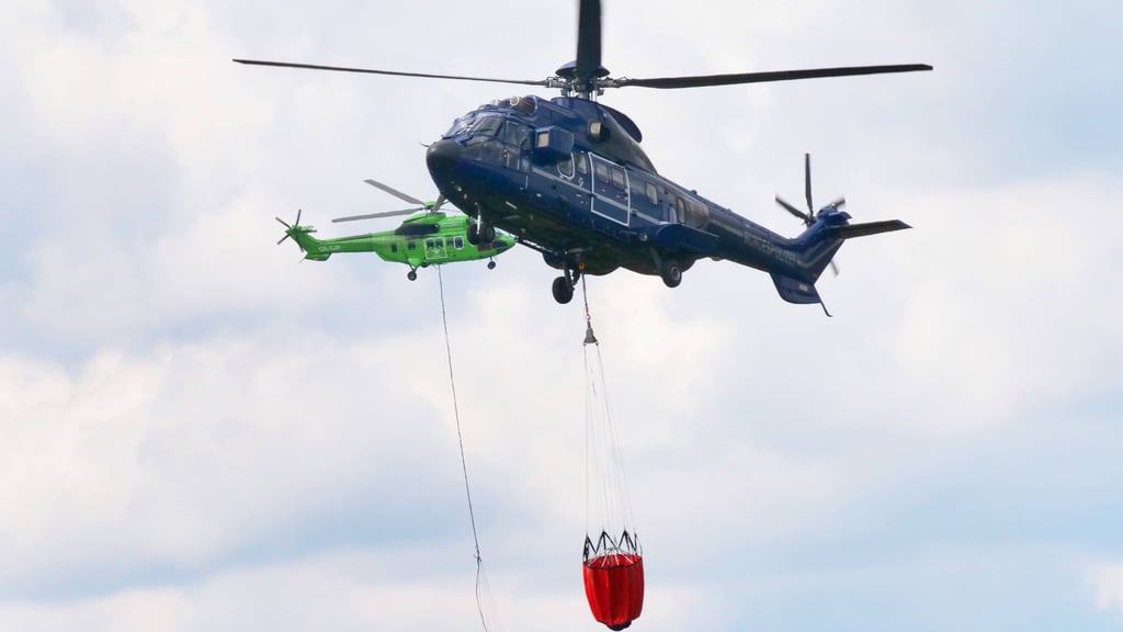 Hubschrauber sind derzeit nicht zum Löschen des Waldbrandes im Landkreis Harz unterwegs. Sie fliegen zudem Feuerwehrleute und Forstspezialisten in das Brandgebiet.