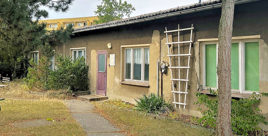 Die Baracke in Klietz, das einstige Schullandheim, wird nun leergezogen und von den Versorgungsleitungen abgeklemmt. Ihr Domizil hatten hier die Volkssolidarität und der Armeesportverein.