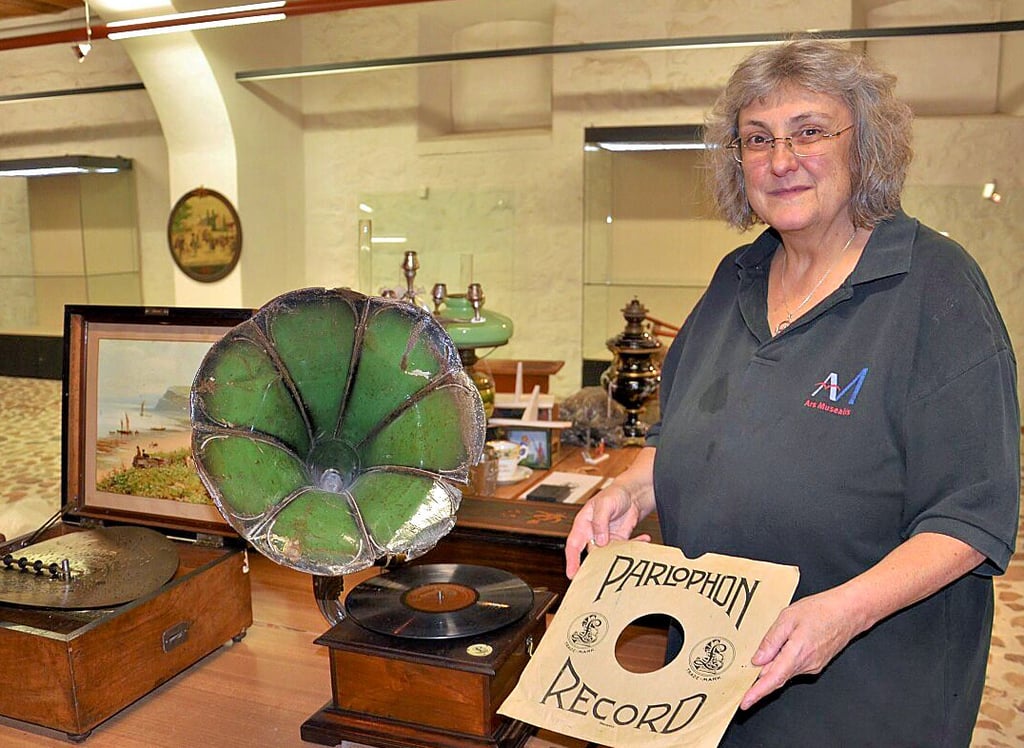 Zu den Schätzen, die Museumsleiterin Agnes-Almuth Griesbach für die neue Sonderausstellung ausgewählt hat, gehören dieses Grammophon und die daneben befindliche Lochplatten-Spieldose.