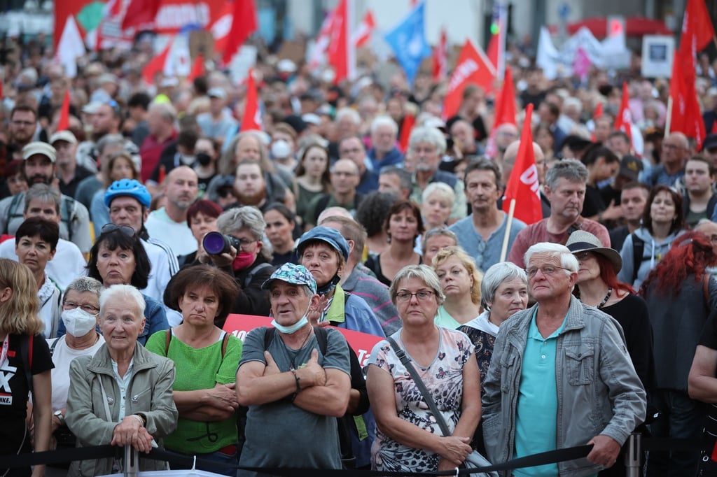 Zahlreiche Menschen nehmen an einer linken Demonstration gegen die Energie- und Sozialpolitik der Bundesregierung auf dem Augustusplatz teil.