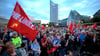 Teilnehmer einer linken Demonstration gegen die Energie- und Sozialpolitik der Bundesregierung stehen auf dem Augustusplatz.