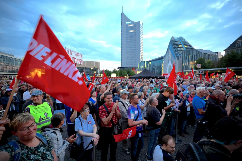 Teilnehmer einer linken Demonstration gegen die Energie- und Sozialpolitik der Bundesregierung stehen auf dem Augustusplatz.