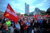 Teilnehmer einer linken Demonstration gegen die Energie- und Sozialpolitik der Bundesregierung stehen auf dem Augustusplatz.