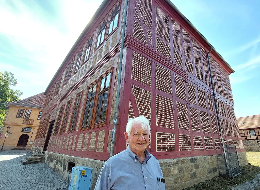Otto Plettner vor dem Grudenberg 7. Die Fassade ist saniert, die Originalfenster wurden aufwendig instand gesetzt.