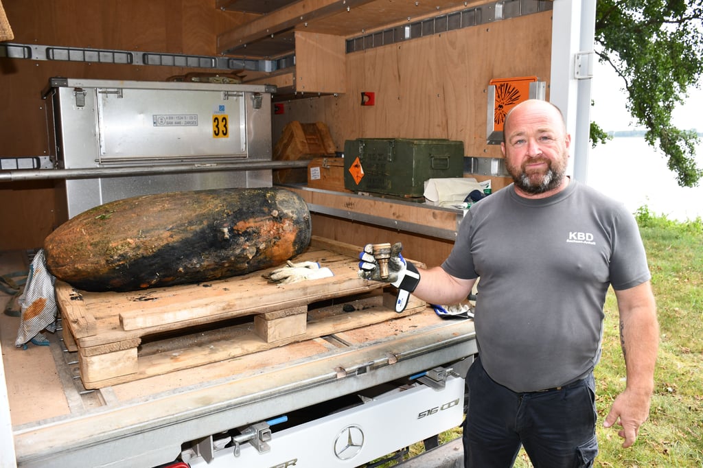 Andre Römmer vom Kampfmittelbeseitigungsdienst mit der im Arendsee gefunden britischen Bombe (220 Kilogramm) und Zünder.