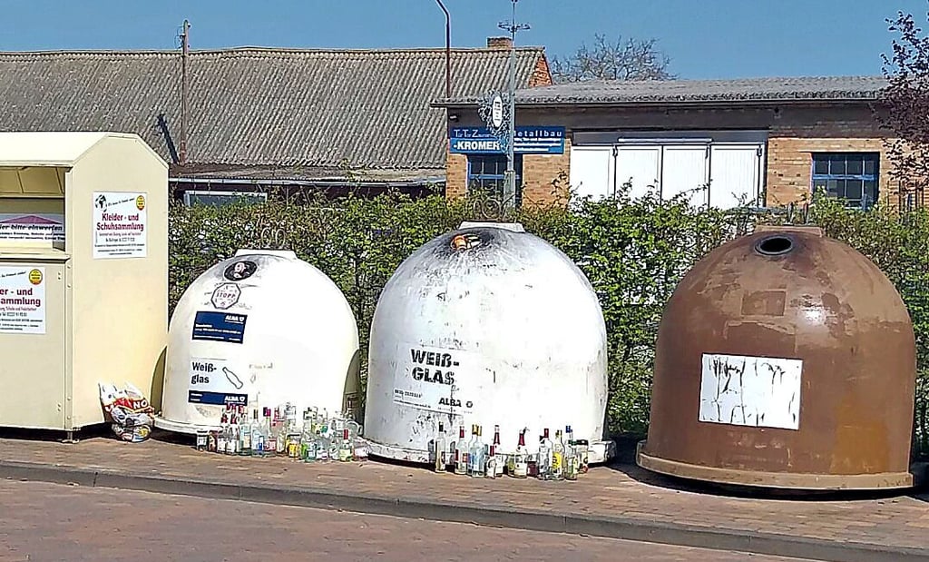 Diese Glascontainer stehen in direkter Nachbarschaft zur Kita „Spatzennest“ in Uenglingen.