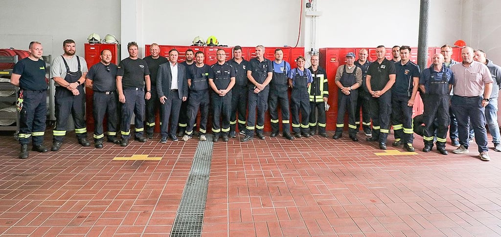 Kurz vor der Abfahrt gab es im Gerätehaus in Jessen noch einige Hinweise zum bevorstehenden Einsatz am anderen Ende des Bundeslandes.