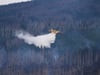 Ein italienisches Löschflugzeuug bei der Brandbekämpfung am Brocken