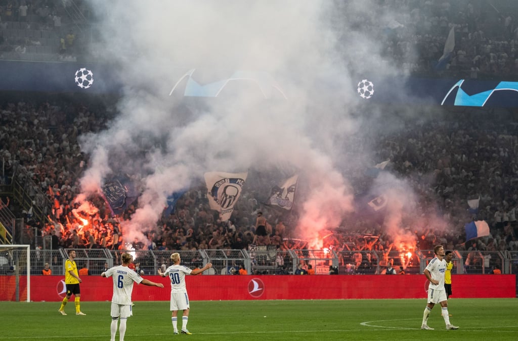 Feuerwerkskörper brennen im Kopenhagen-Fanblock.