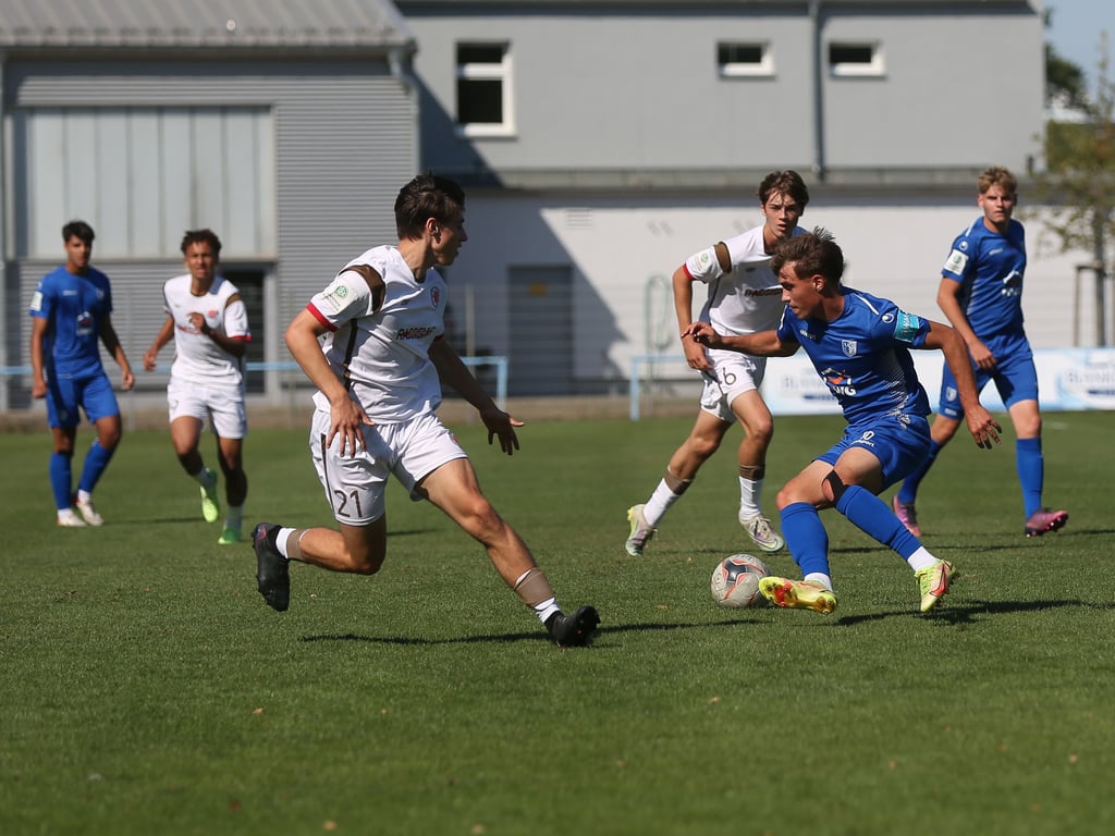 Joel Marks (am Ball) und seine Teamkollegen hatte nach Abpfiff was zu feiern: Im vierten Ligaspiel in dieser Saison ist der U 19 erstmalig ein Erfolg gelungen. An diesem Wochenende steht für die Mannschaft der DFB-Pokal auf dem Programm.