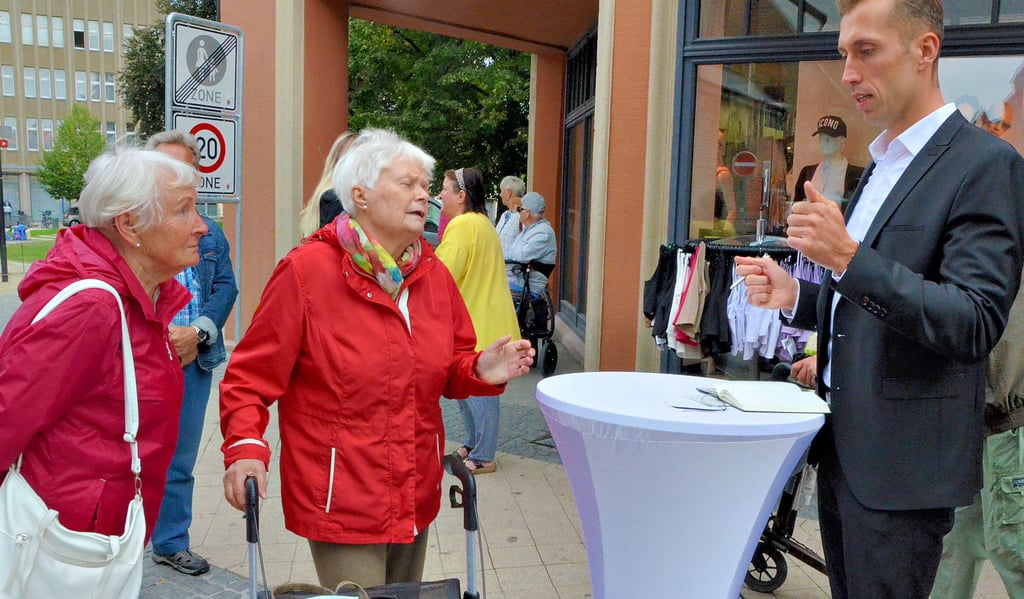 Anita Gör (links) und Bärbel Niemann machten Stendals Oberbürgermeister Bastian Sieler auf die Situation in Stendal-Stadtsee aufmerksam.