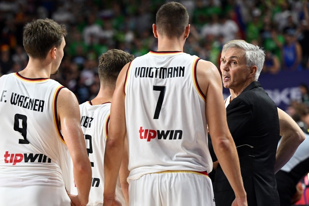 Deutschlands Trainer Gordon Herbert spricht mit seinem Team.