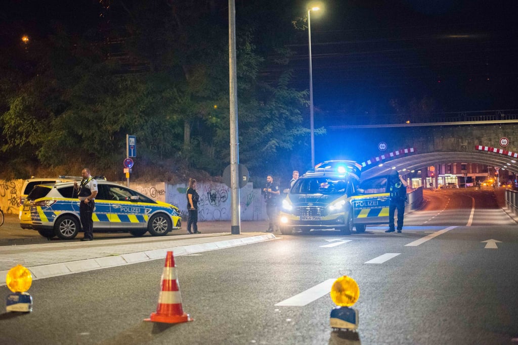 Die Polizei hat einen Bereich in der Nähe des Überlandbusbahnhofs abgesperrt. Bei einer Auseinandersetzung mit Schüssen in Mönchengladbach sind drei Männer schwer verletzt worden..