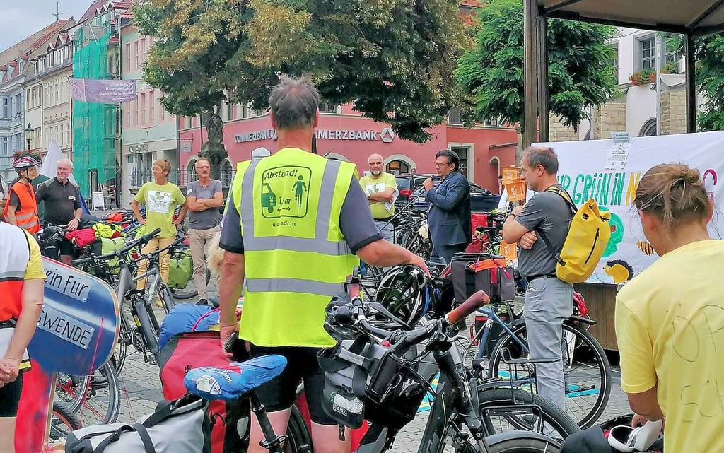 Auch Naumburgs Oberbürgermeister Armin Müller begrüßte die in Stuttgart gestarteten Radtour-Teilnehmer.