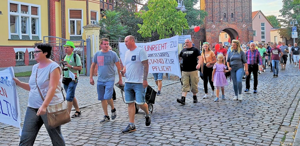 Teilnehmer einer Montagsdemo in Salzwedel.