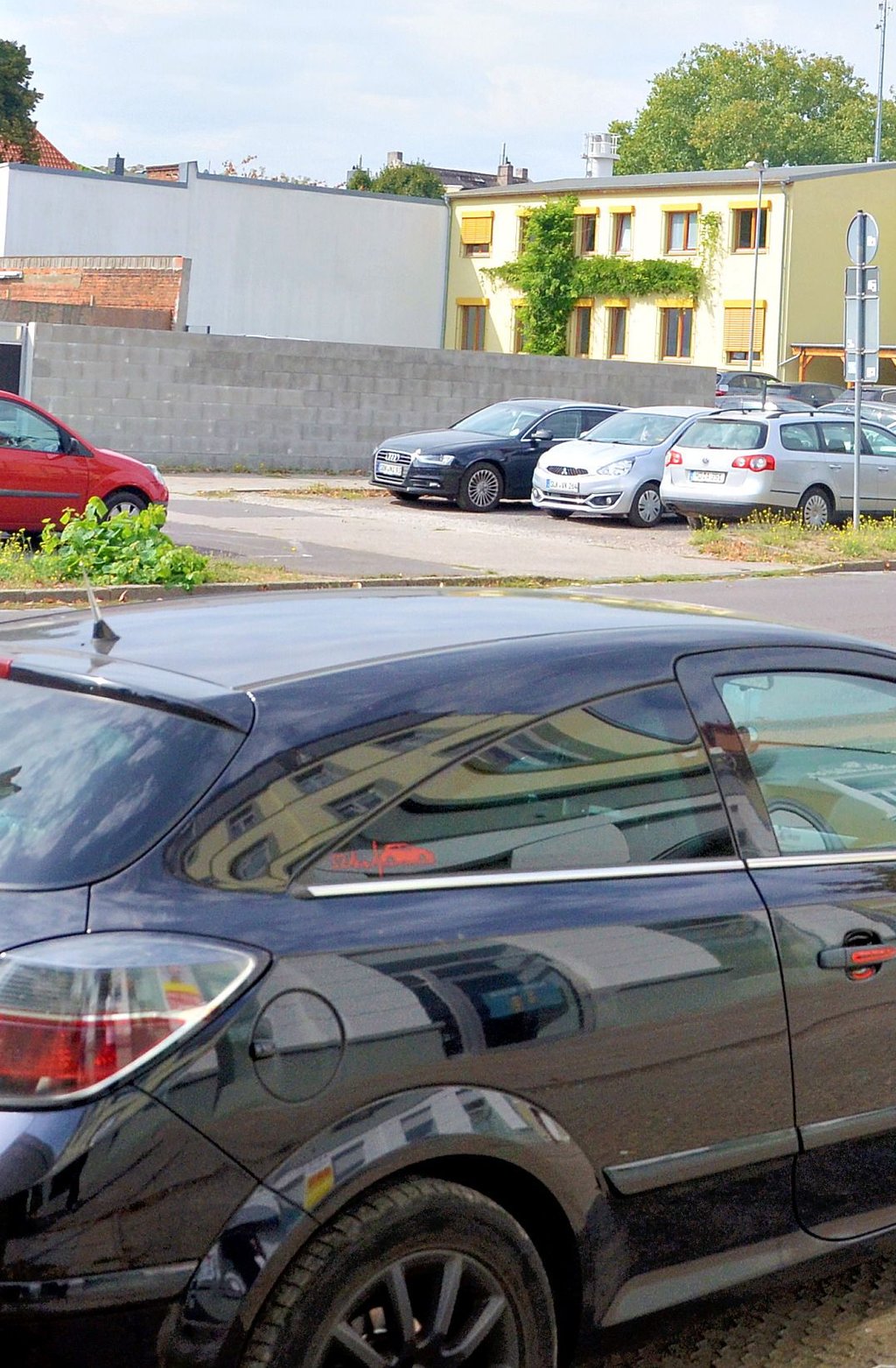 Bereits jetzt sind die Parkflächen gut gefüllt. Nach dem Ausbau des Breiteweges wird sich die Anzahl der zur Verfügung stehenden Stellflächen weiter verringern. Auf manchen Parkflächen sollen sogar Bäume gepflanzt werden. Hierbei möchte die Bürgerinitiative mit der Stadtverwaltung gemeinsam, Lösungen finden.