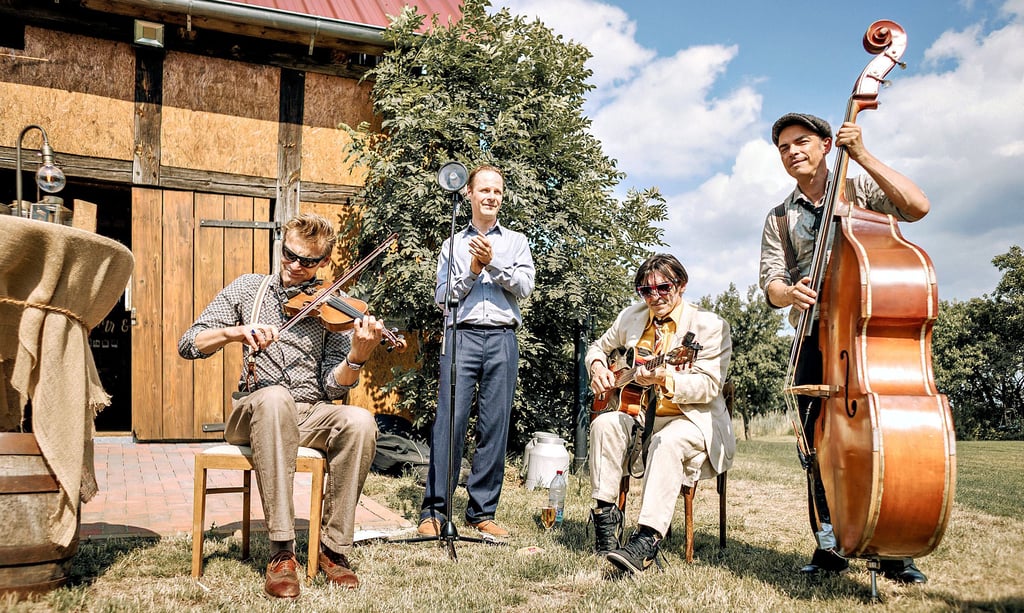 Im Rahmen von „Wagen & Winnen“ gibt das Berliner SpreeTONorchester am 10. September ein Konzert in Bülitz auf dem Schulzenhof. Für Unterhaltung sorgen Swing und alte deutsche Tanzschlager.