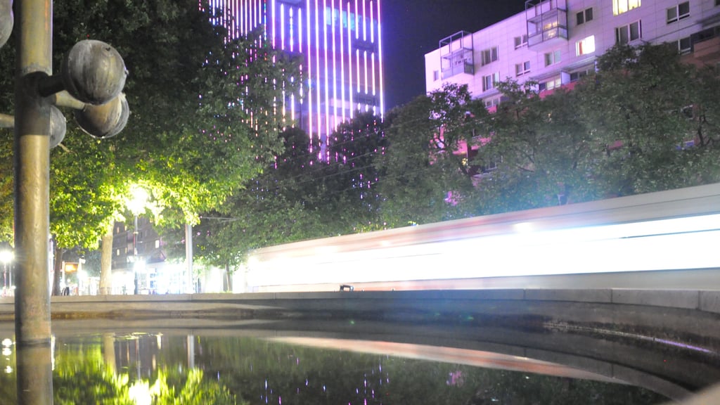 Blcik auf das Licht des Katharinenturms in Magdeburg im Breiten Weg und eine vorbeifahrende Straßenbahn. Foto: Martin Rieß