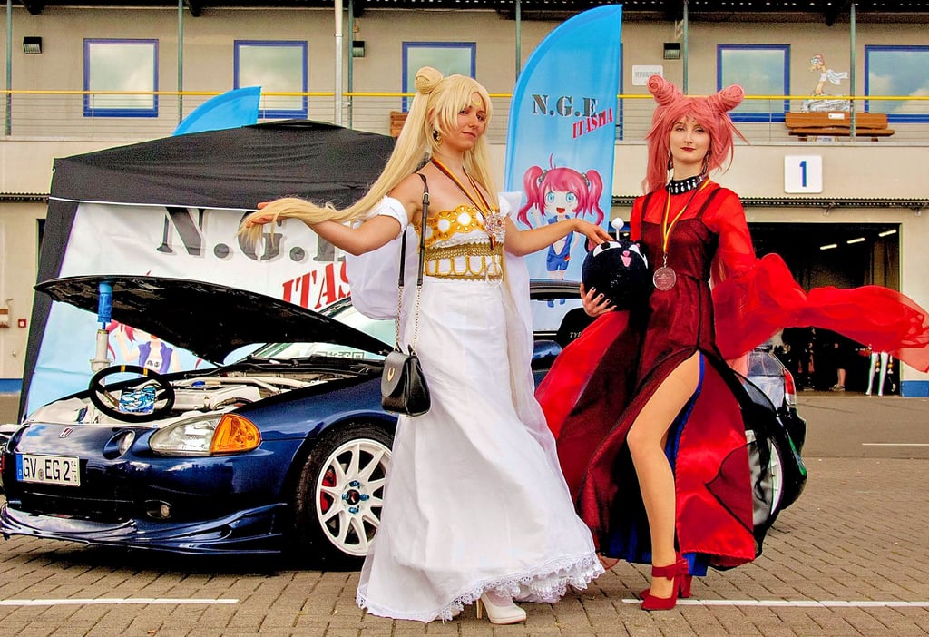 Auch Cosplayerin Miriam Gröber (rechts), hier gemeinsam mit einer Freundin in Gestalt der „Black Lady“ aus Sailor Moon, wird bei der Asia Arena zu Gast sein. Man darf gespannt sein, welche Figur sie diesmal darstellt.