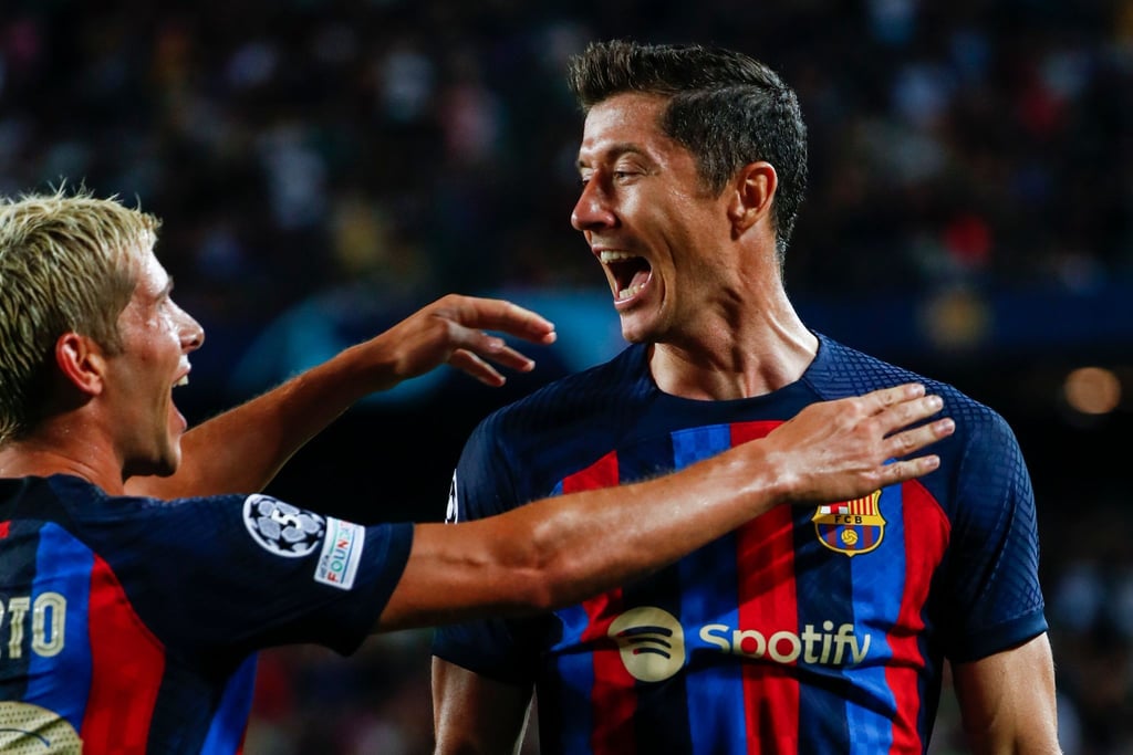 Robert Lewandowski (r) vom FC Barcelona jubelt nach dem zweiten Tor seiner Mannschaft.