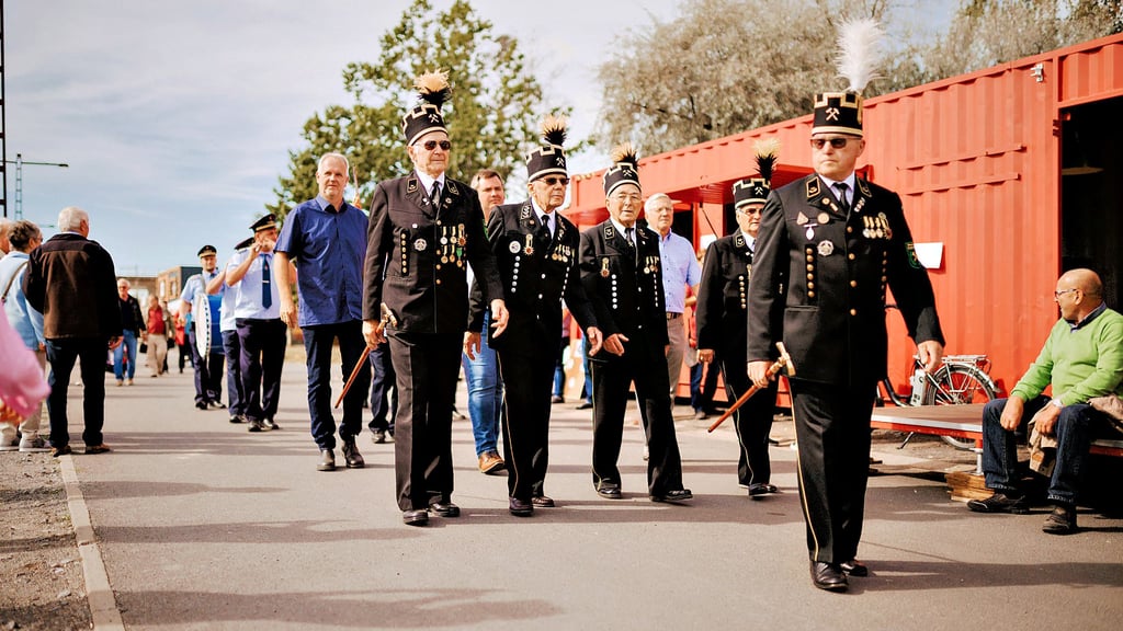 So sah der Bergmannstag in Ferropolis im Jahr 2019 aus. Am Wochenende findet das beliebte Fest wieder statt.