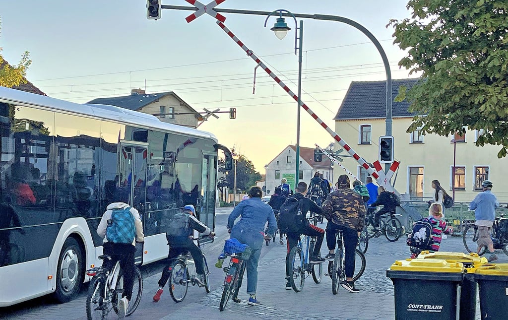 An der Bahnschranke in Tangerhütte staut sich morgens mehrfach Rad- und Fußverkehr. Wenn sich die Schranken wieder öffnen, startet eine Art Wettrennen.