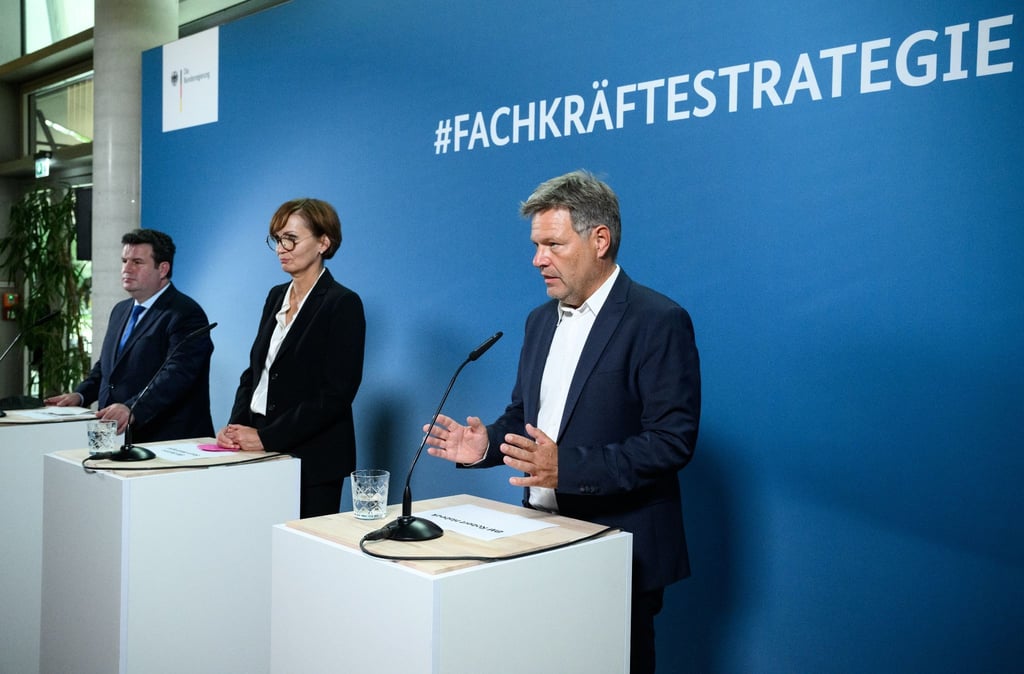 Arbeitsminister Hubertus Heil (l.), Bildungsministerin Bettina Stark-Watzinger und Wirtschaftsminister Robert Habeck nach dem Treffen der Bundesregierung mit Vertretern der Wirtschaft und der Gewerkschaften zum Fachkräftemangel.