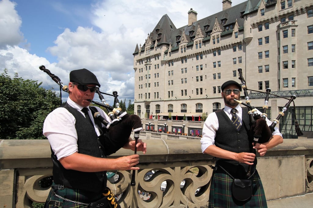 Bei der Wachablösung der Nationalgarde am Parliament Hill ertönen auch Dudelsäcke.