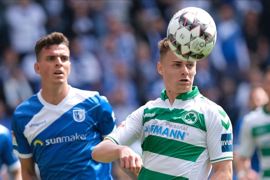 Die bislang letzte Pflichtspielbegegnung zwischen dem 1. FC Magdeburg und Greuther Fürth, am 27. April 2019. Links Tobias Müller und rechts Daniel Steininger von der SpVgg.