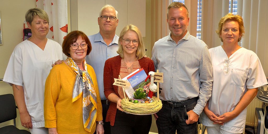 Katja Jansen (mit Präsent) hat in Osterburg ihre Frauenarztpraxis eröffnet. Das Foto zeigt sie mit ihren Mitarbeiterinnen Martina Garlipp (links) und Sandy Reinecke (rechts), ihren Praxisvorgängern Ilsabe Mewes und Bernardo Hendrichs sowie Bürgermeister Nico Schulz (2. von rechts).