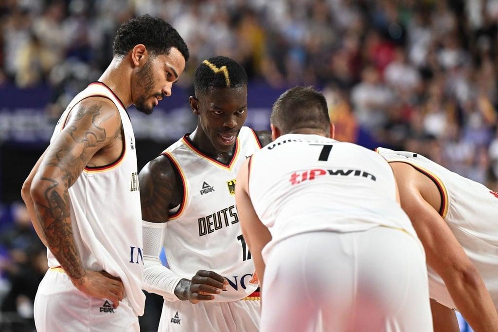 Deutschlands Kapitän Dennis Schröder bespricht sich mit seinen Teamkameraden.