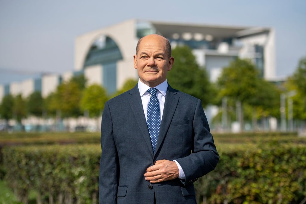 Auf dem Platz der Republik vor dem Kanzleramt in Berlin steht die Wachsfigur von Bundeskanzler Scholz.