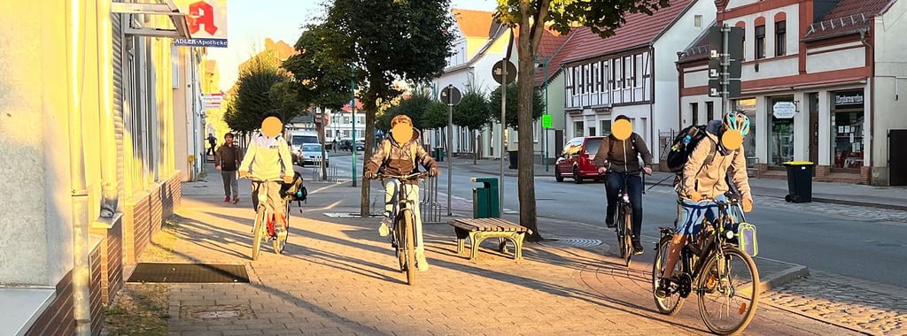 Gefahren wird nicht nur auf dem Radweg. Immer wieder überholen sich Radfahrer gegenseitig auf der ganzen Breite. Wenn Fußgänger auftauchen, wird es manchmal eng.