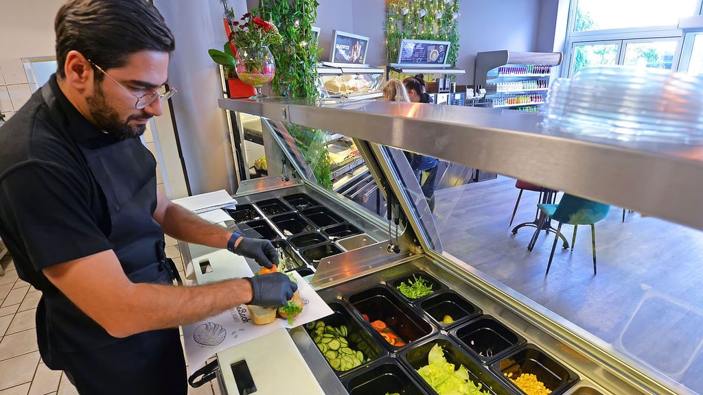 Brot, Salat, Fleisch und Soßen: Orkhan Yusifov belegt im Come Back in der Breiten Straße in Aschersleben frische Sandwiches.