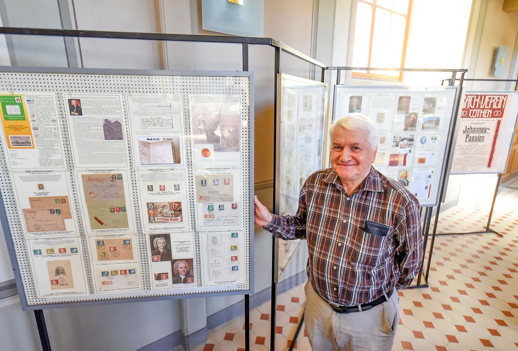 In der Agnuskirche in Köthen stellt Wolfgang Faber einen Teil seiner Briefmarken, Sonderbelege und -stempel zu Johann Sebastian Bach aus.