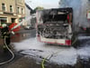 Die Feuerwehr löscht einen brennenden Schulbus in Iserlohn. Das Gefährt war am Mittwoch in Brand geraten.