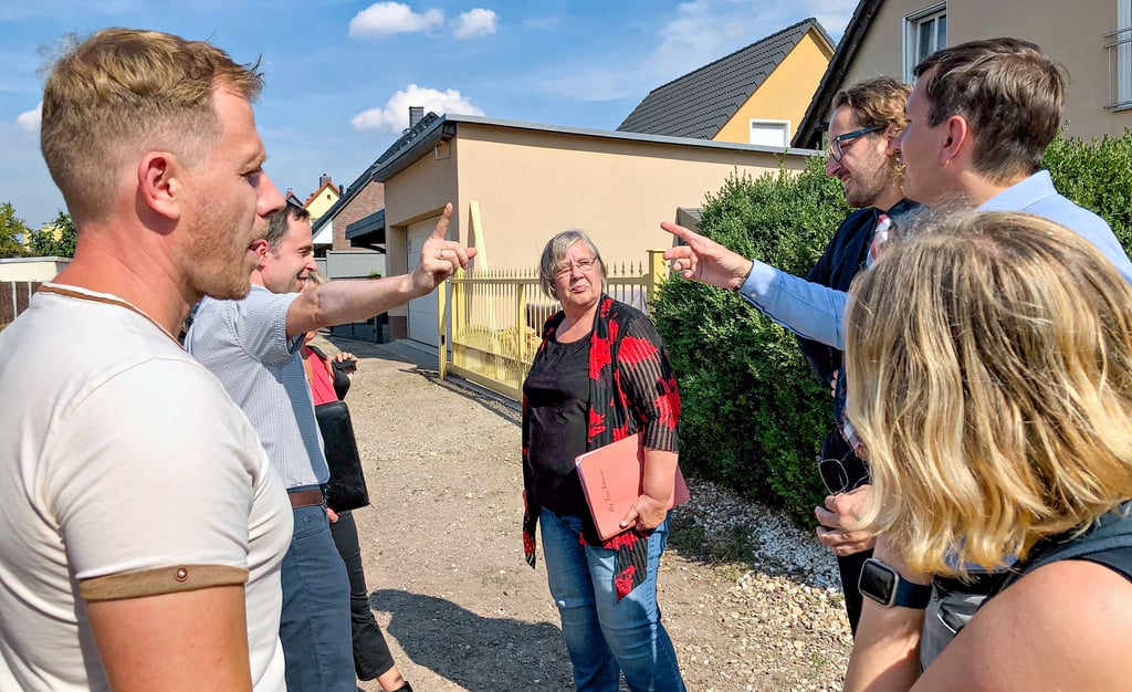 Der Petitionsausschuss des Landtags Sachsen-Anhalt besucht Kötzschen. In der Mitte: die Ausschussvorsitzende Monika Hohmann