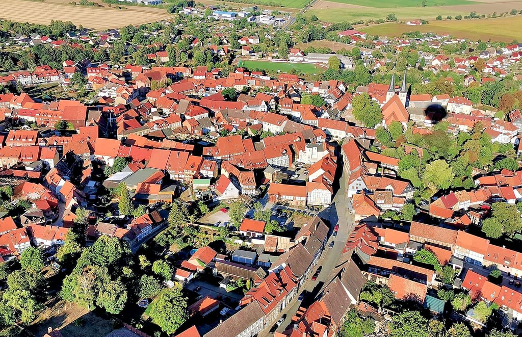 In der Osterwiecker Altstadt sind am Sonntag mehrere Fachwerkhäuser geöffnet, wird aber auch zu zwei Konzerten und einer Ausstellung eingeladen. Unabhängig davon ist in der denkmalgeschützten Altstadt mit allein über hundert Häusern aus der Zeit vor 1600 viel zu entdecken.