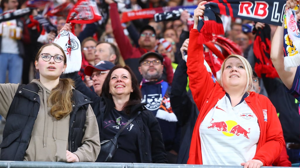 Fans von RB Leipzig im Stadion.